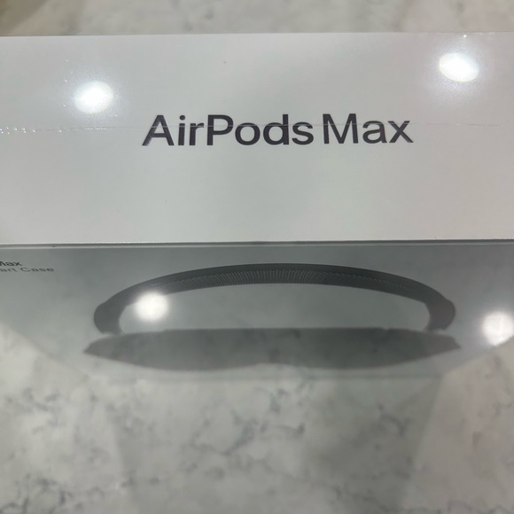 Apple maxes headphones - Picture 3 of 5